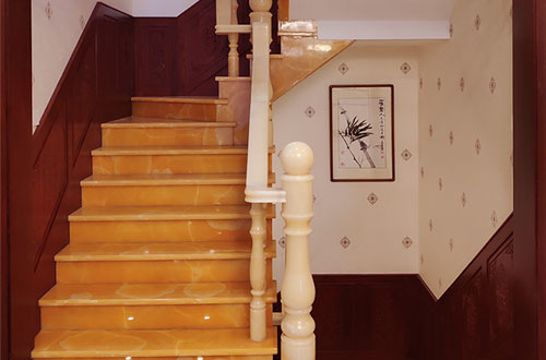 石渠中式别墅室内汉白玉石楼梯的定制安装装饰效果